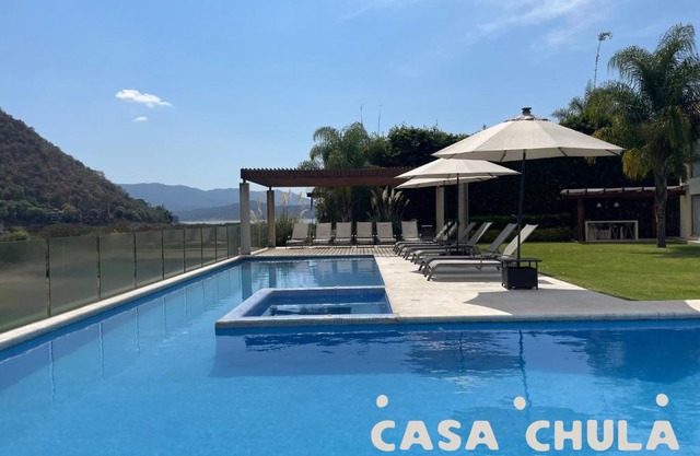 Espectacular Casa con Vista al Lago Enorme Jardín