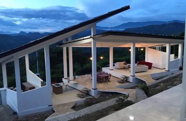 Espectacular Casa de Campo con Hermosa Vista a la Cordillera Rodeada de Jardines