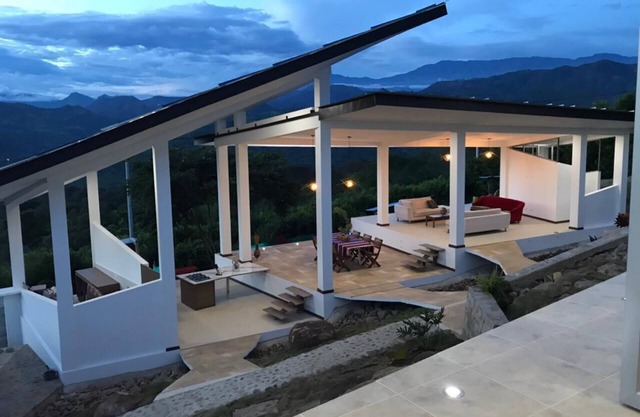 Espectacular Casa de Campo con Hermosa Vista a la Cordillera Rodeada de Jardines
