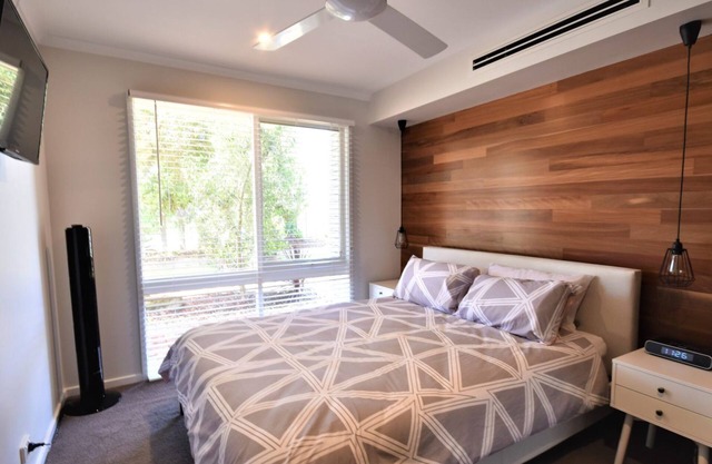 Esplanade Sophistication - Close to Town