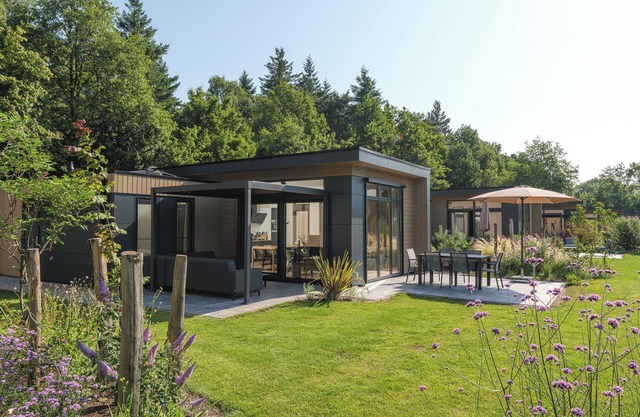 Essenburgh Comfort: Stylish 6-person home with three bedrooms, a modern kitchen, air conditioning, and a cozy outdoor space with a luxury pergola. Enjoy comfort and nature in the Veluwe.