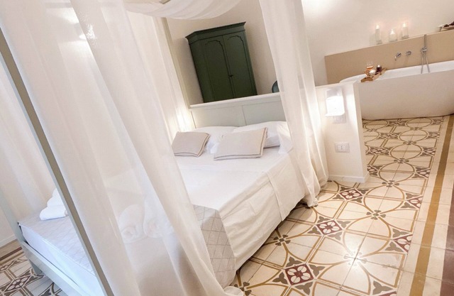 Essenze di Puglia - Holiday Rental - Superior suite apartment with bathtub
