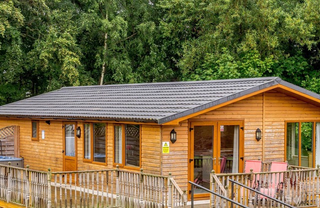 ESSEX LODGE, pet friendly, with hot tub in Kiplin