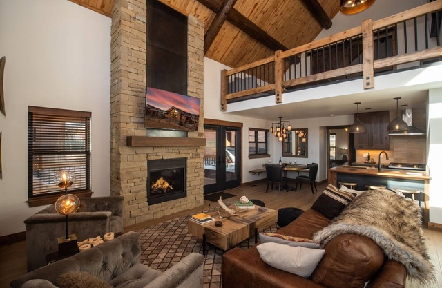 Estes Escape – Jacuzzi, Indoor/Outdoor Fireplace and BBQ Grill