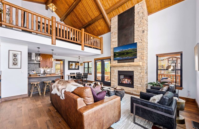 Estes Retreat – Indoor/Outdoor Fireplace, Jacuzzi, Close to Downtown Estes