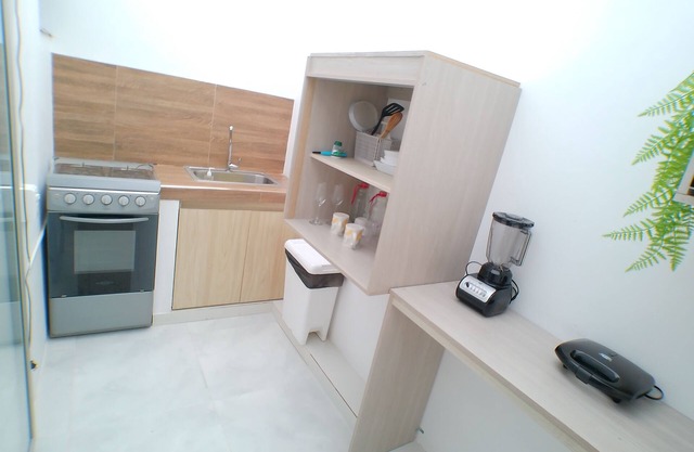 Estudio moderno con cocina privada, ideal para vivir con comodidad.