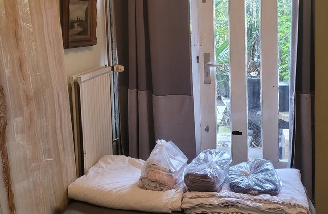 EU ids+ flight tickets required 3mx2m room with 1mx1m bathroom