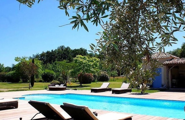 EUCALYPTUS Gîte - 100 m2 - 4 people - Private access, parking and garden. Estate with swimming pool and private park Discreetly adjoining the Gîte Cyprès with private garden, terrace and parking.