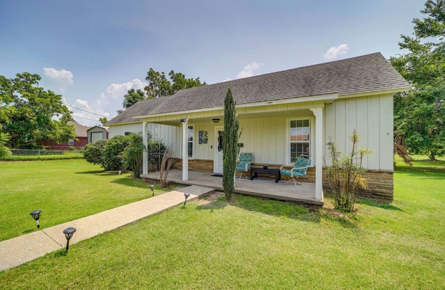 Eufaula Getaway w/Patio, Walk to Beach + Marina!