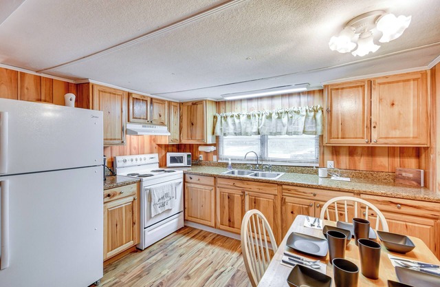 Eufaula Retreat: Community Pool & Screened Porch!