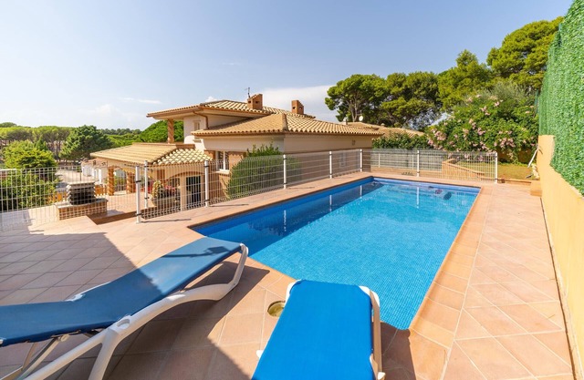 Eugenia: Villa for rent with swimming pool at 450 m from the beaches
