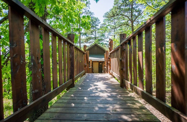 Eureka Springs Treehouses, Hobbit Caves & Castles