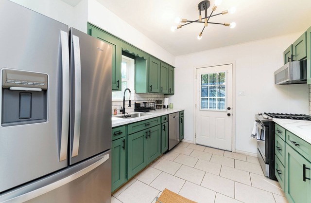 EV charger & desk+monitor! 2-1 in the Heights. FULLY fenced in. 5 min to d-town
