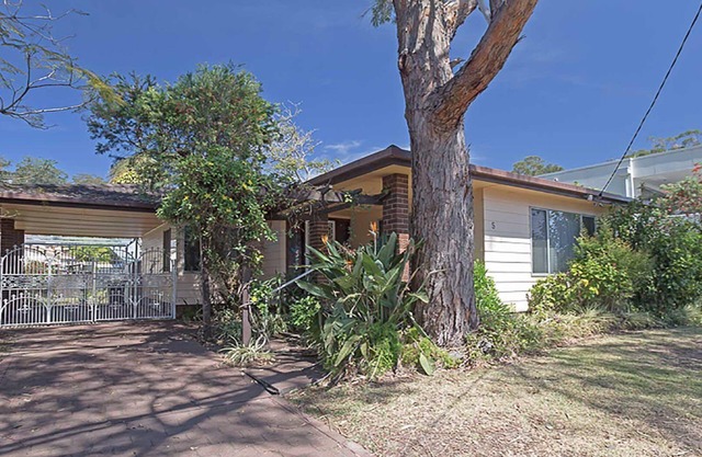 Evan's Retreat, 5 Sandy Point Road - cottage across the road from Sandy Point Beach