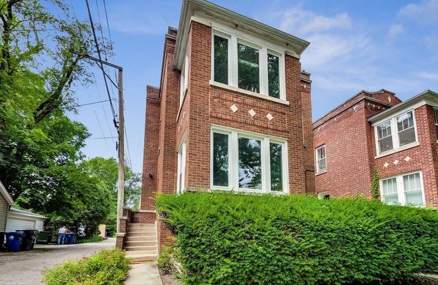 Evanston 2bed+ofc.Walk to sushi, shopping, train & Lake. Minutes to Ryan Field.