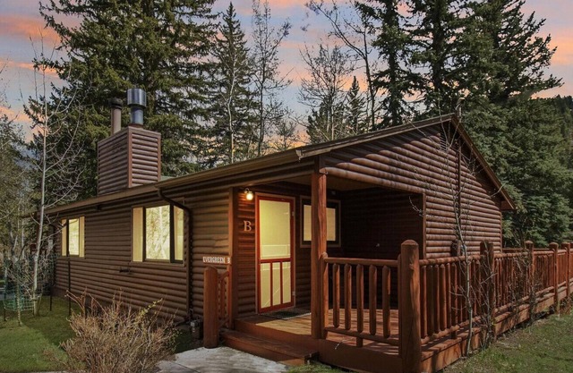 Evergreen Cabin B on the River, Quiet Location, Newly Remodeled