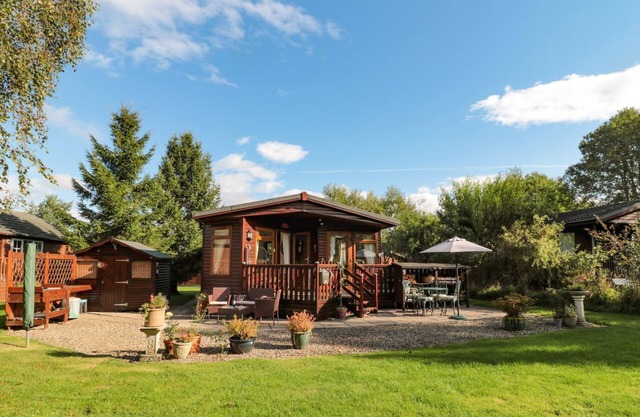 EVERGREEN LODGE, pet friendly, country holiday cottage in Felton