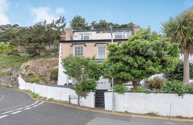 EVERSLEY, pet friendly, luxury holiday cottage in Llandudno