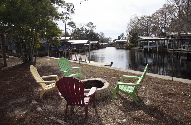 Everything you need for a wonderful stay, deep fresh water canal in Suwannee.