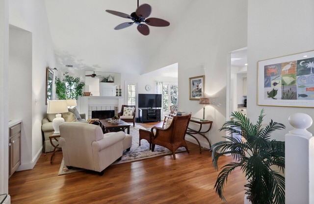 Evian 287 - Gorgeous 2 Bedroom Condo - 2nd Floor Walk Up Flat