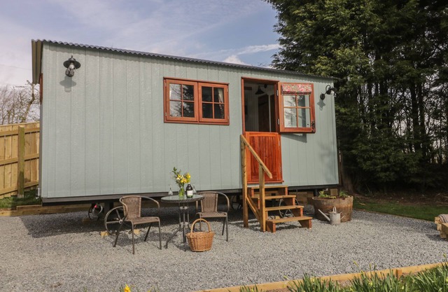 EWES WELCOME, pet friendly, with open fire in Cottingham