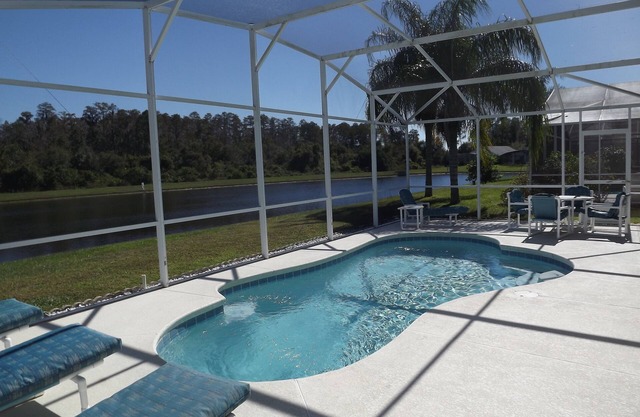Ex Show Home Villa, facing lake, private pool, games room & free wi-fi