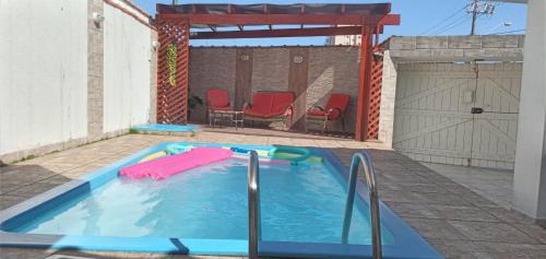 "Excelente Casa Pé na Areia com Piscina, Ampla Área de Lazer com Espaço Gourmet Externo, Deck Coberto com Churrasqueira e Cooktop, Cozinha Americana, Ampla Sala de Estar com Lindíssima Lareira, Smart TV 50", Wi-Fi e o Principal é muito Pertinho da Praia"