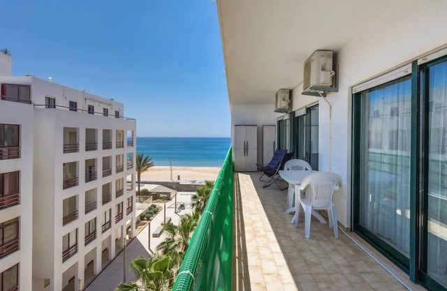 Excellent 2 bedroom apartment in Albufeira, Algarve with pool by the beach