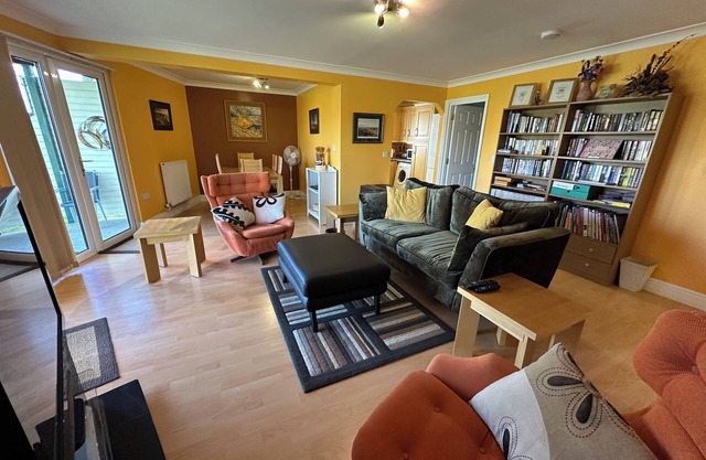 Excellent ground floor 2 Bed apt overlooking golf course with private parking.