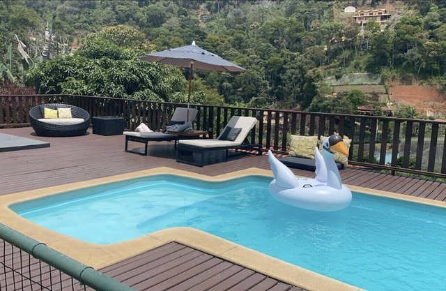 Excellent house Itaipava 4 suites, pool, barbecue, generator and service.