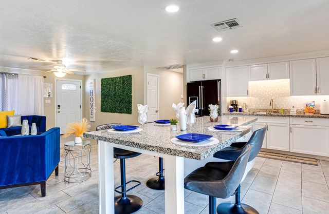 Excellent Phoenix Retreat! Sleeps 9. Grassy Yard.