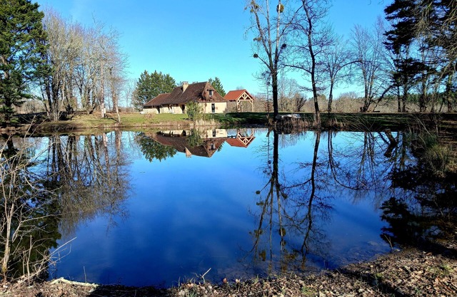 Exceptional country house with pond.