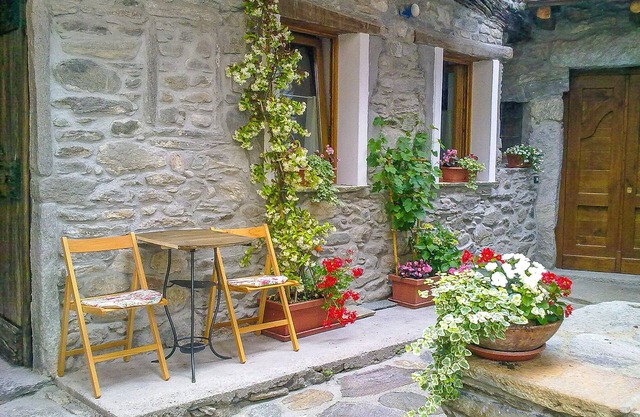 Exceptional 3-room-rustico with balcony and enchanting sea view