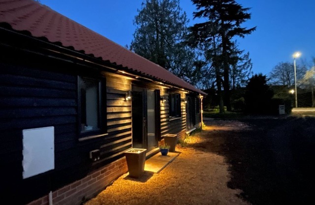 Exceptional 1-King Bed Modern Barn, central Norfolk, Sleeps 2+1