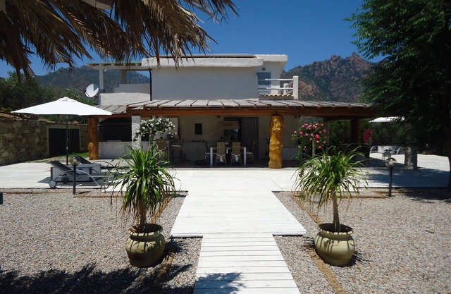 Exceptional 240-m² villa for 9 people direct access to the beach, swimming pool
