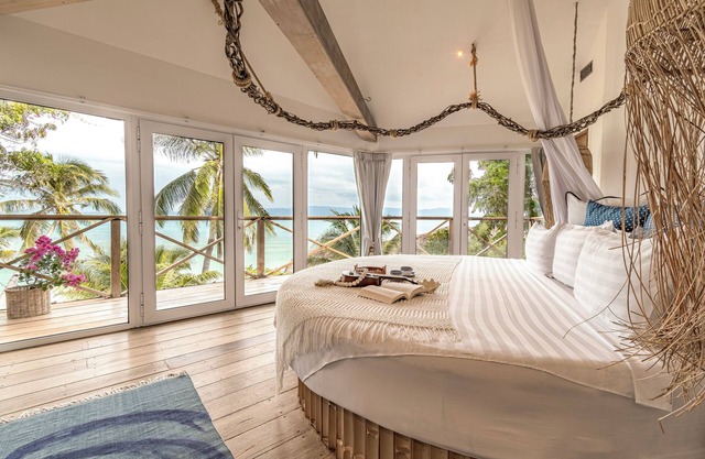 Exceptional Beachfront Villa - Jacuzzi - Full Service & Private Restaurant & Bar