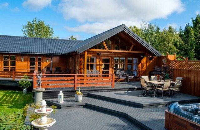 EXCEPTIONAL COTTAGE with a guesthouse and jacuzzi in Golden Circle, 6-10 people