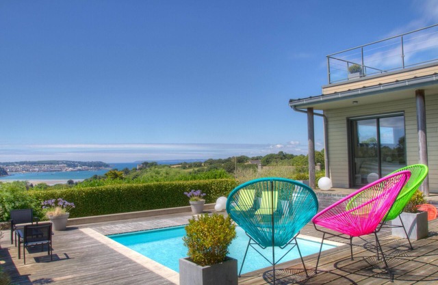 Exceptional house overlooking the Bay of Douarnenez 2 steps from the beach of Ris