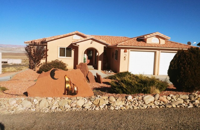 Exceptional Lake Powell View Home, lots of parking!