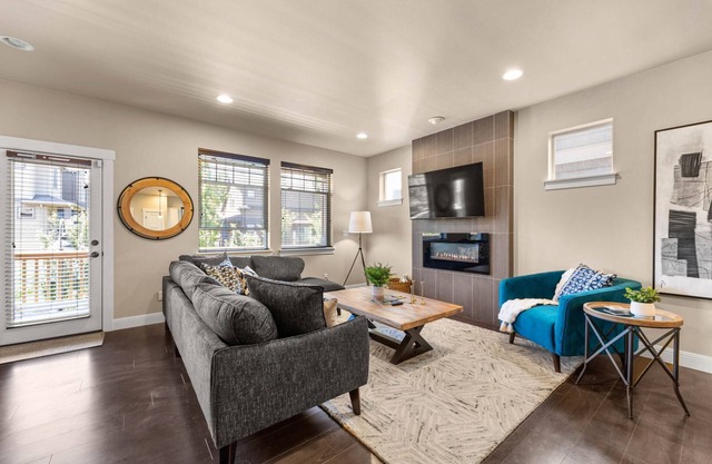 Exceptional Location & Vibes, New Décor, Artwork, & Furnishing, Community Pool, 8 Miles to Portland