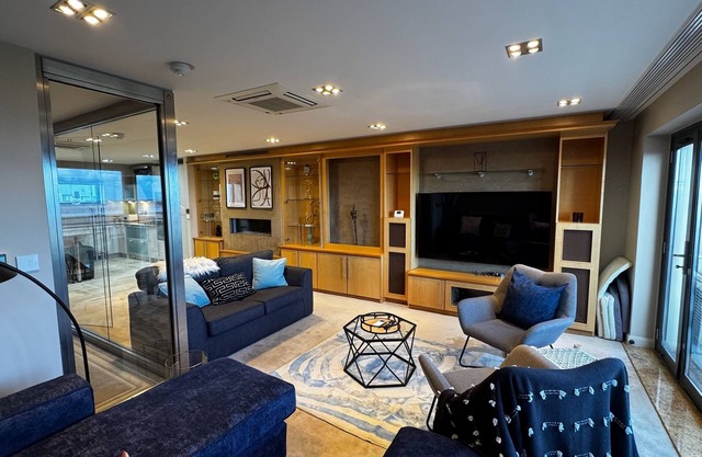 Exceptional luxury 5-Bed, 3-bathroom Beachfront Townhouse - Swansea Marina