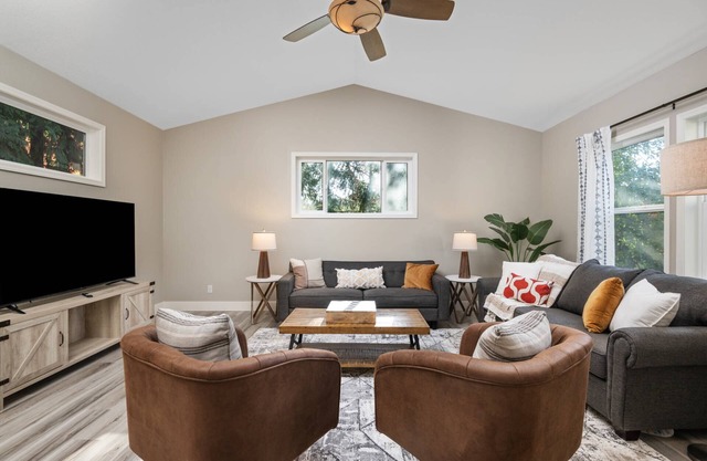 Exceptional Pet Friendly Home, Game Room w/Pool Table, Large Deck and Seating, 5 Miles to Portland