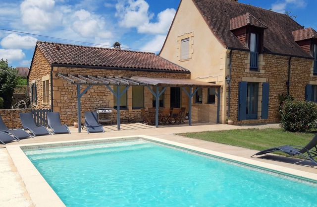 Exceptional setting in the Dordogne valley, house with heated pool