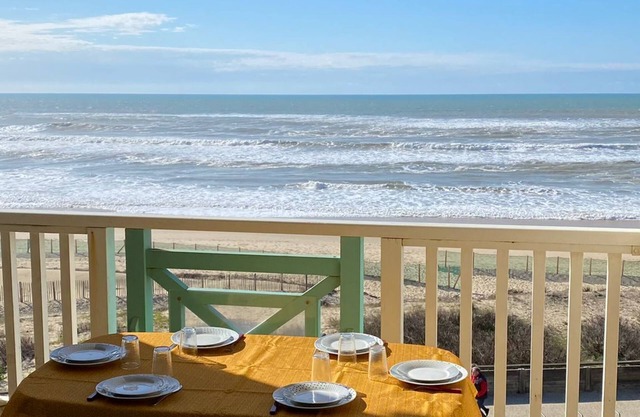 Exceptional T3 68 m2 seafront duplex with direct beach access