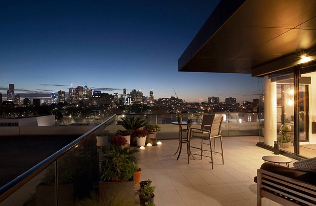 Exceptional View w Huge Balcony, Walk 2 city & MCG