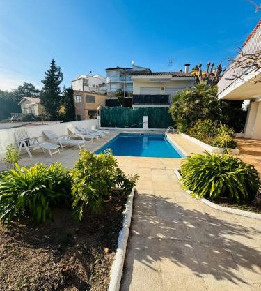 Exclusiva casa con vistas despejadas al mar y piscina privada