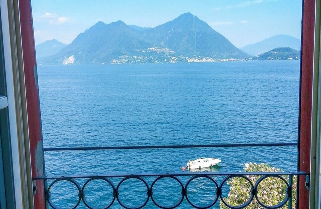 Exclusive 3 bedroom apartment in a neat villa with private lake access