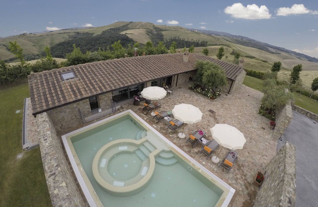 Exclusive 3 bedrooms villa near Montaione. Pool, Jacuzzi, A/C and Wi-Fi!