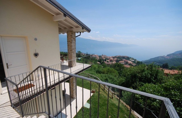 Exclusive and very high quality furnished apartment with stunning lake views