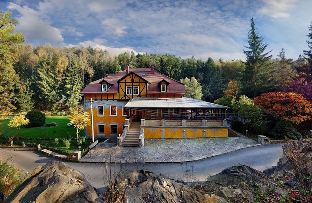 Exclusive apartment in a villa with park in Großschirma